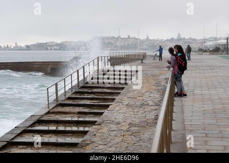 Cascais, Portugal. 03rd Januar 2022. Die Menschen beobachten die Wellen in der Nähe der Küste in Cascais. Portugal verzeichnete seit Beginn der Pandemie 1.577.784 Fälle und 19.071 Todesfälle im Zusammenhang mit Covid-19, so das Bulletin der Generaldirektion Gesundheit (DSG). (Foto von Jorge Castellanos/SOPA Images/Sipa USA) Quelle: SIPA USA/Alamy Live News Stockfoto