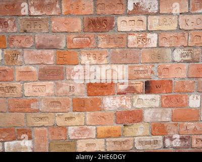 Die alte Ziegelwand aus gebrandeten Ziegeln, Mkulov, Tschechien. 27th vom August 2021. Eine erstaunliche Sammlung von gemeinsamen und seltenen Marken Ziegel von br Stockfoto