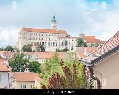 Mikulov Stadt und Burg. Straße und Häuser der historischen tschechischen Stadt Mikulov mit Schloss und blauen Himmel Stockfoto