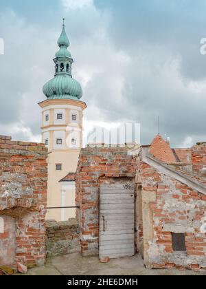 Mikulov Burgturm. Tolles romantisches Schloss auf einem Felsen, Blick über die Dächer der Stadt. Südmähren Tschechische Republik Stockfoto