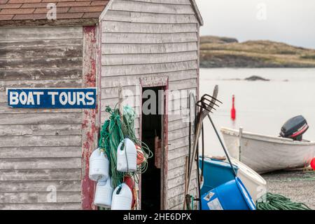 Ein Schild mit Bootstouren in L'Anse aux Meadows auf der Great Northern Peninsula von Neufundland. Stockfoto