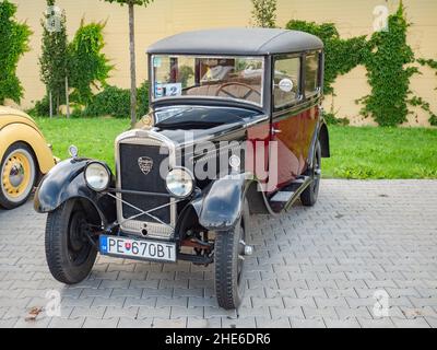 Palavsky Oldtimer, die Oldtimer-Rallye-Show im Weingut Zajeci, Tschechien. 27th vom August 2021. Peugeot 201, Oldtimer. Historische Autos öffnen Wettbewerb Stockfoto