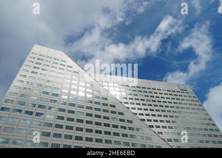 Das Maersk Bürogebäude im Zentrum von Rotterdam liegt am Ufer des Maas Flusses. Stockfoto