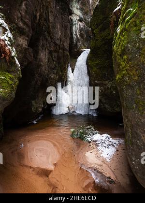 Eiszapfen und kleiner Bach in den Klippen. Kleines Wasserfal des Felsparks Adrspach, Tschechien, Europa Stockfoto