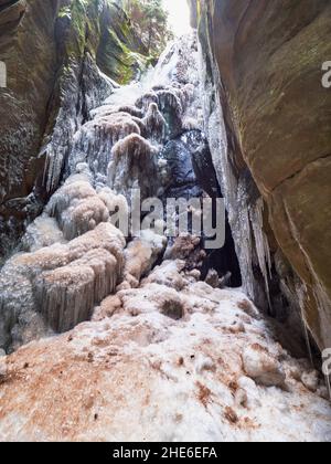 Iccicle Massiv aus gefrorenem Großen Wasserfall im Felsenlabyrinth in Adrspach - Nationales Naturreservat in der Tschechischen Republik, Europa. Stockfoto