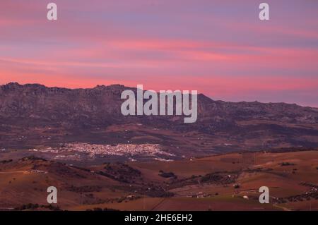 Landschaft der Stadt Villanueva de la Concepción und des Naturparks El Torcal im Hintergrund, Provinz Málaga, Spanien Stockfoto