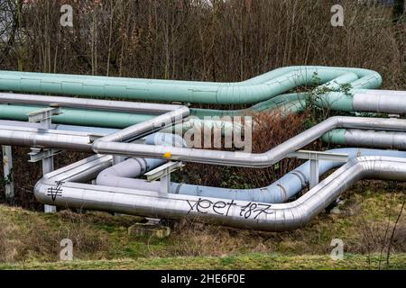 Fernwärmeleitungen, Hertener Stadtwerke, Umleitungspunkt an der ehemaligen Zeche Schlägel & Eisen, von den Kraftwerkspipelines in die Stadt Stockfoto