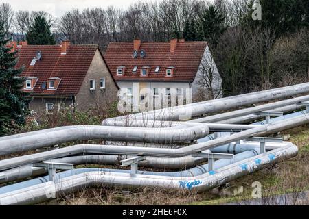 Fernwärmeleitungen, Hertener Stadtwerke, Umleitungspunkt an der ehemaligen Zeche Schlägel & Eisen, von den Kraftwerkspipelines in die Stadt Stockfoto