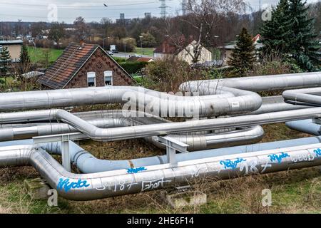 Fernwärmeleitungen, Hertener Stadtwerke, Umleitungspunkt an der ehemaligen Zeche Schlägel & Eisen, von den Kraftwerkspipelines in die Stadt Stockfoto