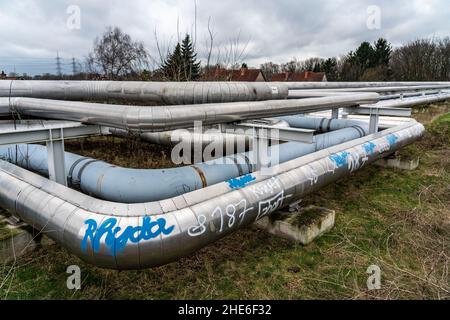 Fernwärmeleitungen, Hertener Stadtwerke, Umleitungspunkt an der ehemaligen Zeche Schlägel & Eisen, von den Kraftwerkspipelines in die Stadt Stockfoto