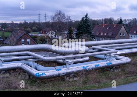 Fernwärmeleitungen, Hertener Stadtwerke, Umleitungspunkt an der ehemaligen Zeche Schlägel & Eisen, von den Kraftwerkspipelines in die Stadt Stockfoto