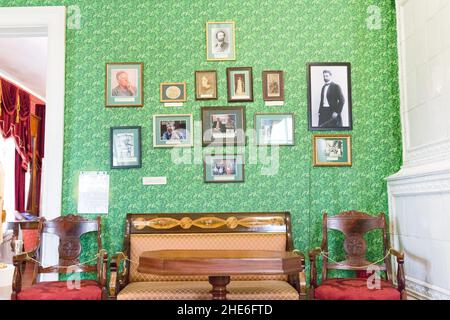 Irkutsk, Russland 30. Juli 2021 - House Decembrist Trubetskoy Sergei Petrowitsch. Möbel Hintergrund der Wand mit Porträts Stockfoto