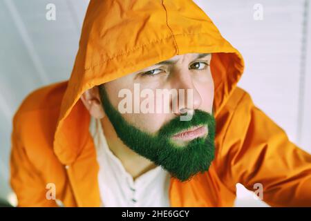 Schockiert und glücklich. Glücklicher patricks Tag. Bärtiger Mann mit weit offenen Augen, der den Heiligen patricks Tag feiert. Hipper in Leprechaun Hut und Tracht. Ir Stockfoto