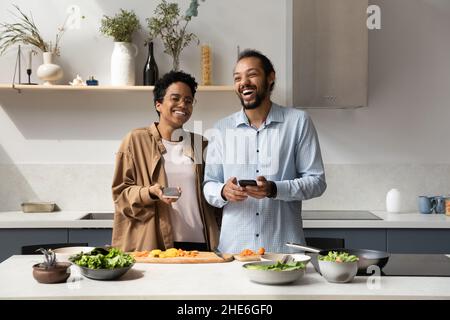 Glücklich fröhlich junge Dating afrikanischen Paar Kochen Abendessen zusammen Stockfoto