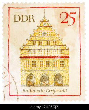 Die in der DDR gedruckte Briefmarke zeigt das Rathaus von Greifswald Stockfoto