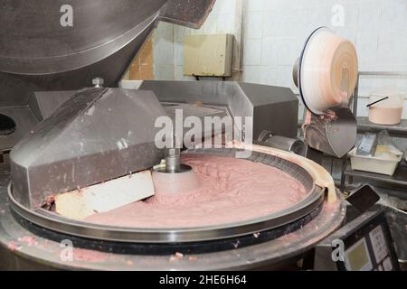 Fleischteig im Zerkleinerer-Behälter machen Stockfoto