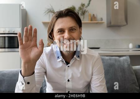 Happy Handsome kaukasischen 40s Geschäftsmann winkt hallo Stockfoto