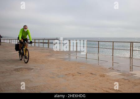 Cascais, Portugal. 3rd Januar 2022. Ein Radfahrer fährt entlang eines Boulevards in der Nähe der Küste von Cascais.Portugal verzeichnete seit Beginn der Pandemie 1.577.784 Fälle und 19.071 Todesfälle im Zusammenhang mit Covid-19, so das Bulletin der Gesundheitsdirektion (Bild: © Jorge Castellanos/SOPA Images via ZUMA Press Wire) Stockfoto