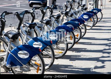 VALENCIA , SPANIEN - 6. DEZEMBER 2021: Reihe von Fahrrädern zu vermieten in der Stadt Valencia Stockfoto