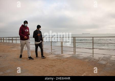 Cascais, Portugal. 3rd Januar 2022. Menschen mit Schutzmasken wandern entlang eines Boulevards in der Nähe der Küste von Cascais.Portugal verzeichnete seit Beginn der Pandemie 1.577.784 Fälle und 19.071 Todesfälle im Zusammenhang mit Covid-19, so das Bulletin der Gesundheitsdirektion (Foto: © Jorge Castellanos/SOPA Images via ZUMA Press Wire) Stockfoto