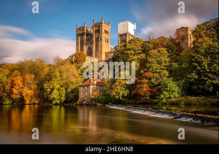 Eine lange Ausstellung der wunderschönen Kathedrale von Durham und der Old Fulling Mill, wobei sich die Herbstfarben im River Wear widerspiegeln Stockfoto