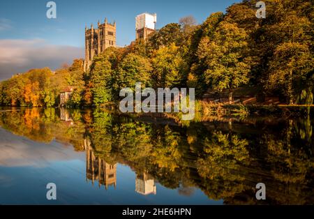 Eine lange Exposition der wunderschönen Kathedrale von Durham, mit den Herbstfarben, die sich in der River Wear widerspiegeln Stockfoto