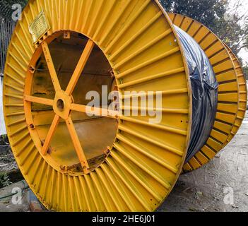 Nahaufnahme einer schweren Kabelrolle für die Stromversorgung in Stromnetzen. Stockfoto