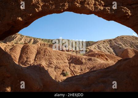 Blick durch den natürlichen Bogen in der Märchenschlucht der Skazka in der Nähe des Issyk-Kul-Sees, Tosor, Kirgisistan Stockfoto