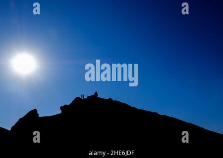 Silhouette von zwei Menschen, die auf einem Hügel in der märchenhaften Schlucht Skazka in der Nähe des Issyk-Kul-Sees in Tosor, Kirgisistan, stehen Stockfoto