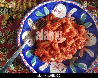 Gnocchi alla sorrentina, mit Tomaten und Mozzarella Stockfoto