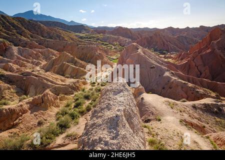 Blick von der natürlichen Klippe in der Märchenschlucht Skazka in der Nähe des Issyk-Kul-Sees, Tosor, Kirgisistan Stockfoto