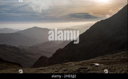 Der Blick nach Süden von Scafell Pike - Englands höchstem Gipfel mit 3.209ft, mit Blick auf die Gipfel des Lake District, Cumbria, England. Stockfoto