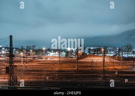 Wolkiger, düsterer Himmel über der Stadt, der am Abend eingefangen wurde Stockfoto