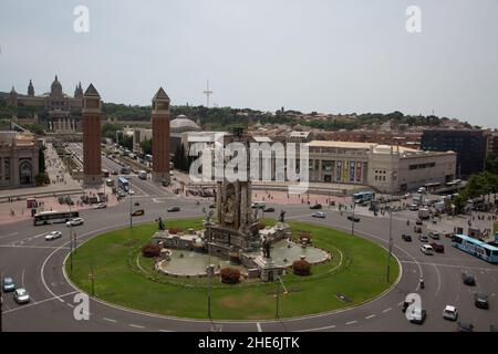 Die schöne Aussicht von den Arenen von Barcelona (die alte Stierkampfarena), auf den Montjuic, das Nationalmuseum der katalanischen Kunst Palau, die erstaunlichen Brunnen Stockfoto