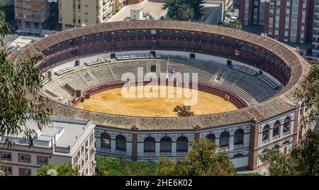 Der Blick auf die Stierkampfarena von Málaga, die lokal als 'La Malagueta' bekannt ist, stammt vom Mirador de Gibralfaro (übersetzt Gibralfaro Aussichtspunkt) in Malaga, Sp Stockfoto