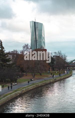 Vertikale Aufnahme der Europäischen Zentralbank in Frankfurt. Wolkenkratzer am Main Stockfoto