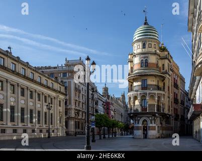 Ein Blick über die verlassene Plaza de San Francisco in Richtung der schönen 'Confiteria Filella' auf der 'Avenida de la Constitucion', Sevilla, Spanien Stockfoto