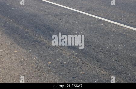 Nahaufnahme der Asphaltstraße mit selektivem Fokus Stockfoto