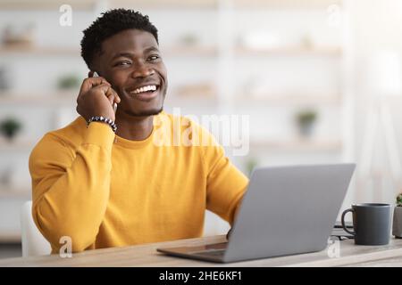 Nahaufnahme eines afroamerikanischen Mannes, der im Büro telefoniert hat Stockfoto