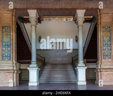 Die kunstvoll dekorierten Treppen der wunderschönen Plaza de Espana (übersetzt spanischer Platz) in Sevilla Stockfoto