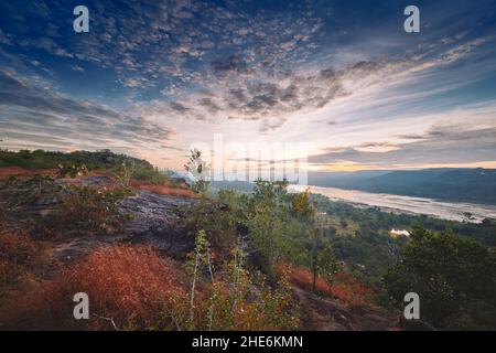 Eine Luftaufnahme des Mekong Flusses bei Sonnenaufgang vom Aussichtspunkt im Pha Taem Nationalpark in der Provinz Ubon Ratchathani, Thailand Stockfoto