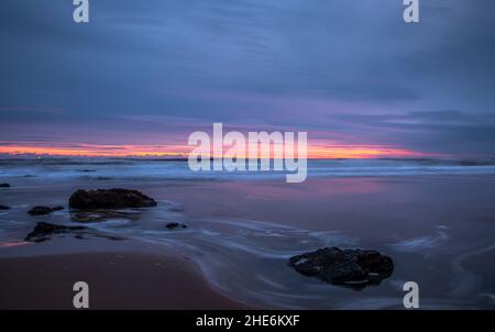 Ein wunderschöner Sonnenaufgang in Tynemouth's King Edward's Bay, England Stockfoto