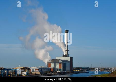 - Shoreham Gas-Kraftwerk in der Nähe von Brighton an einem schönen sonnigen, aber kalten Tag entlang der Südküste : Stockfoto