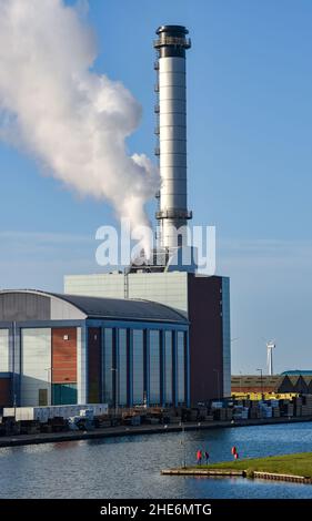 Brighton UK 9th January 2022 - Spaziergänger kommen an einem schönen sonnigen, aber kalten Tag an der Südküste am Gaskraftwerk Shoreham in der Nähe von Brighton vorbei : Credit Simon Dack / Alamy Live News Stockfoto