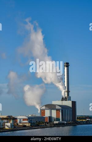 - Shoreham Gas-Kraftwerk in der Nähe von Brighton an einem schönen sonnigen, aber kalten Tag entlang der Südküste : Stockfoto