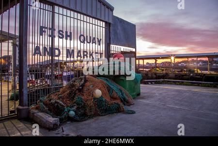 North Shields Fish Quay an einem ruhigen Morgen bei einem lebhaften Sonnenaufgang Stockfoto