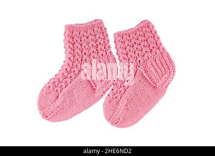 Kleine rosa Stricksocken aus Wolle und Baumwolle für Neugeborene auf weißem Hintergrund. Stockfoto