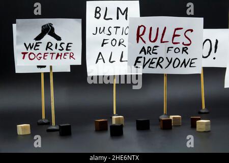 Black Lives Matter protestiert gegen das Stadtkonzept. Plakate von Protest, Kundgebung, Demonstration. Banner mit den Worten „Wir erheben uns gemeinsam“, „Regeln sind für alle“ ag. Stockfoto
