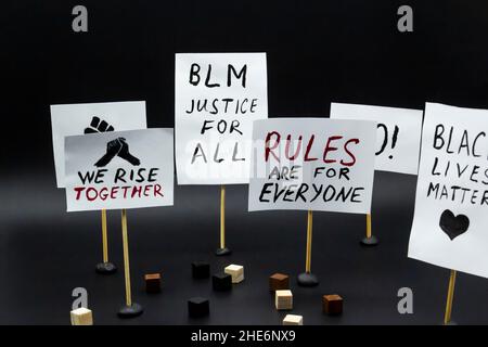 Black Lives Matter protestiert gegen das Stadtkonzept. Plakate von Protest, Kundgebung, Demonstration. Banner mit den Worten „Wir erheben uns gemeinsam“, „Regeln sind für alle“ ag. Stockfoto