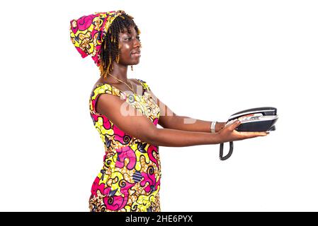 Schöne junge Frau trägt glücklich traditionellen Lendenschurz geben Handy. Stockfoto